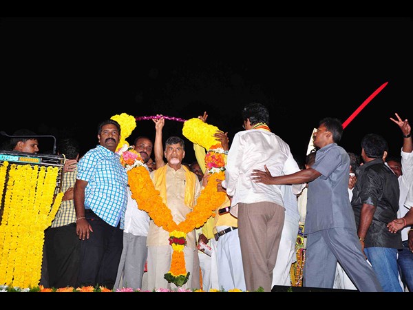 అప్పుడే నేనేంటో చూపిస్తా, జెండా పట్టిన బాబు(పిక్చర్స్)