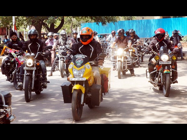 యువకుల బైక్ ర్యాలీ