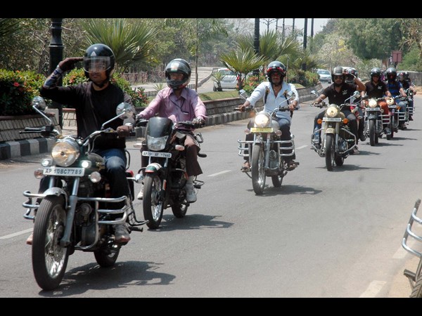 ర్యాలీగా వస్తున్న యువకులు..