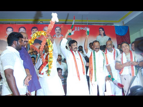 Poor turnout at Chiranjeevi's bus yatra Poor turnout at Chiranjeevi's bus yatra