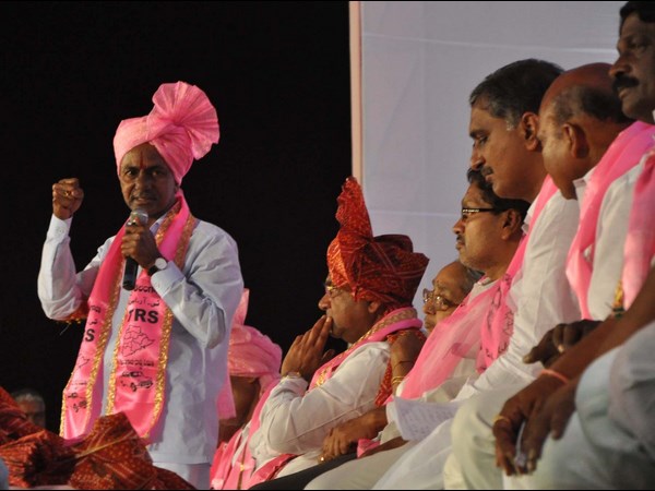 వేదికపై కెసిఆర్..