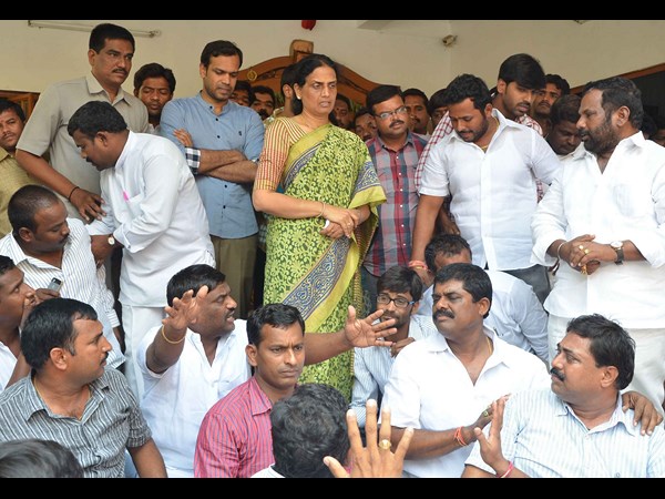 కార్యకర్లు ఇలా ధర్నా..