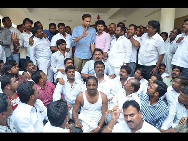 నచ్చజెప్పిన కార్తిక్ రెడ్డి..