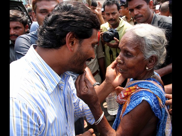 వృద్ధిరాలితో ముచ్చటిస్తూ..