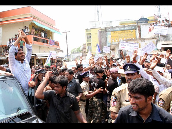 జగన్ అభివాదం