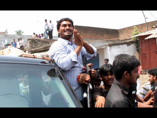 రోడ్షోలో..