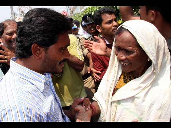 మహిళకు పలకరింపు..
