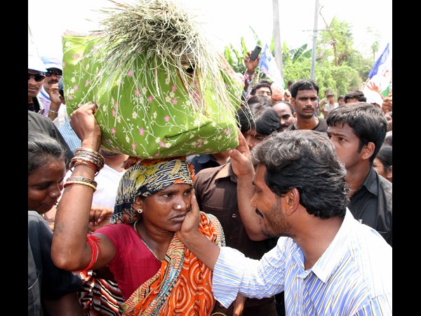 మహిళను ఓదారుస్తూ..