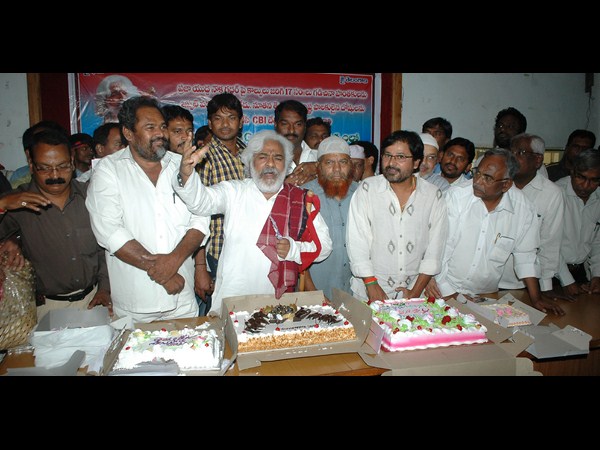 కేక్ కట్ చేశారు..