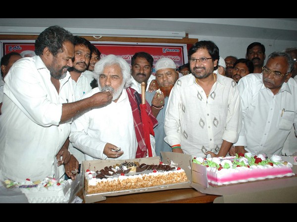 కేక్ తినిపించారు...