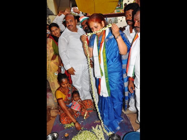 పరీమళాన్ని ఆస్వాదిస్తూ..