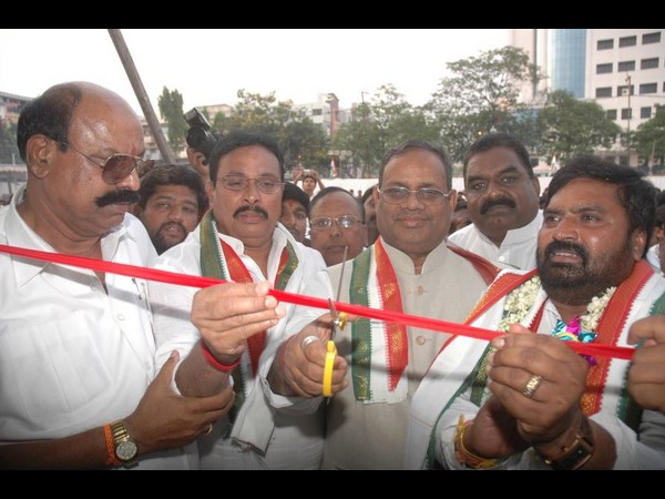 అంజన్ కుమార్ యాదవ్ దానంతో కలిసి...