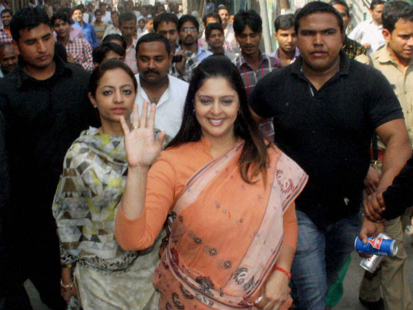 Nagma gives Bharat Ratna to Hurriyat hawk Syed Ali Shah Geelani Nagma gives Bharat Ratna to Hurriyat hawk Syed Ali Shah Geelani