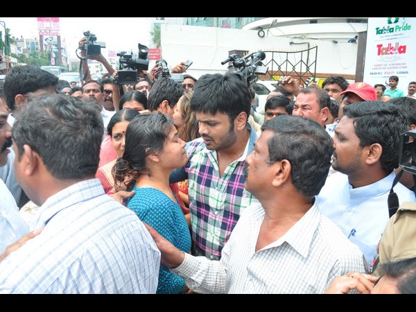 ఓదారుస్తున్న మంచు మనోజ్