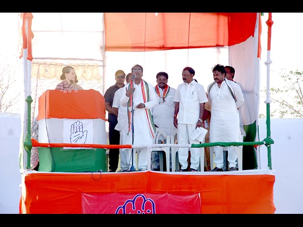 వేదికపై చిరంజీవి, రఘువీరా