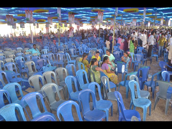 సభలో ఖాళీగా ఉన్న కుర్చీలు