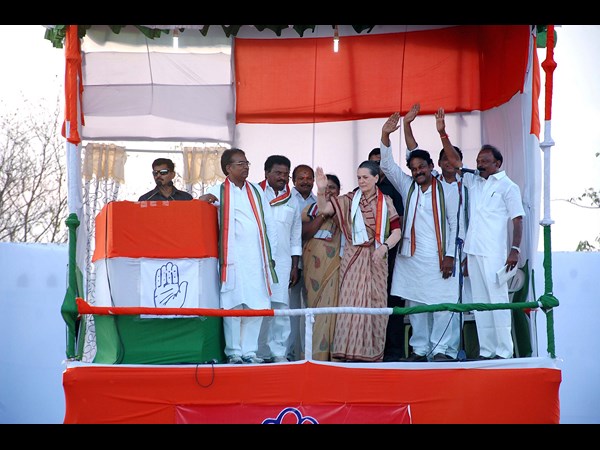 సోనియా అభివాదం