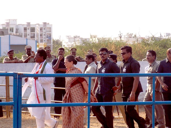 వేదిక వద్దకు వస్తూ..
