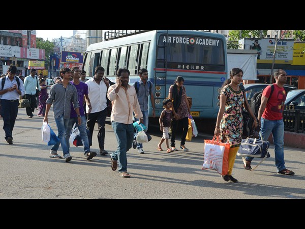 రైల్వే స్టేషన్ చేరుకుంటున్న ప్రయాణికులు