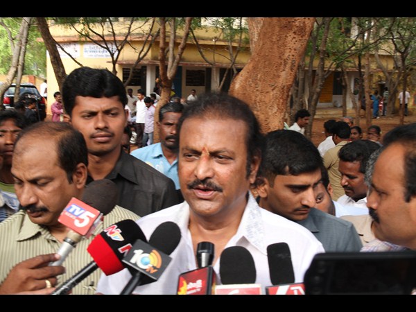 మీడియాతో మోహన్ బాబు