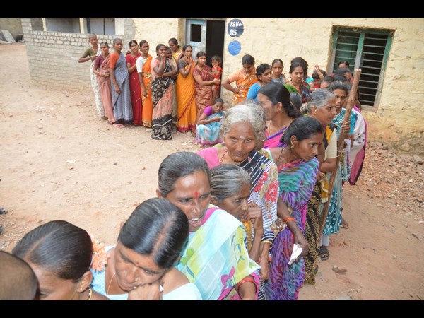 మహిళల క్యూ