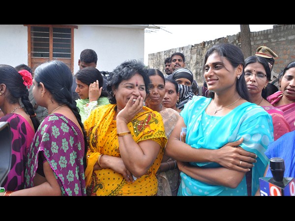 క్యూలో షర్మిల ఇలా..