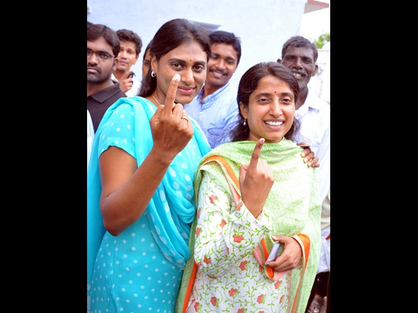 వదినామరదళ్లు కలిసి..