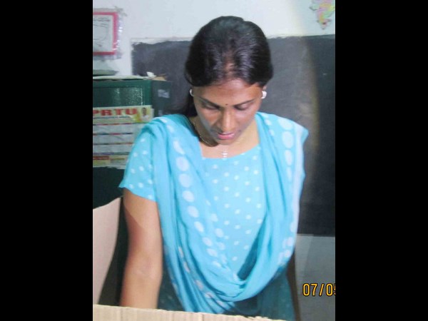 ఓటు వేస్తూ షర్మిల..