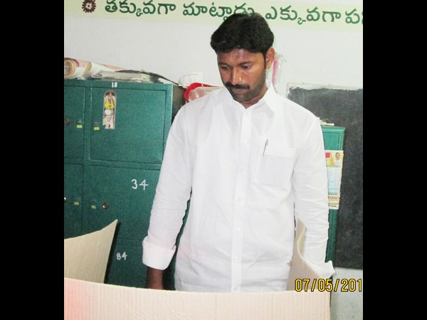 వైయస్ అవినాష్ రెడ్డి ఓటు వేస్తూ..