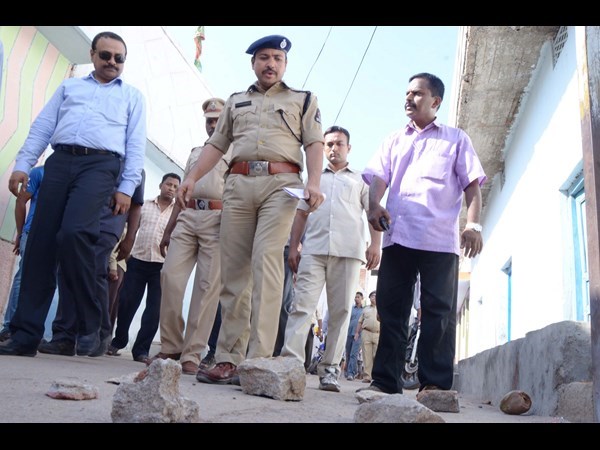 క్లూస్ టీం, బాంబు స్క్వాడ్తో కనిఖీలు..