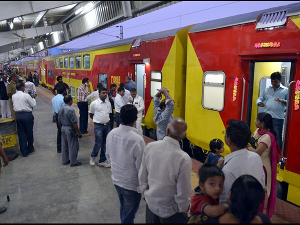 డబుల్ డెక్కర్ రైలు