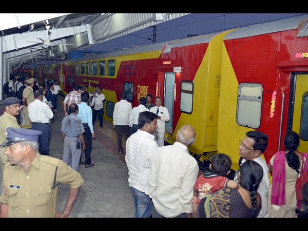 డబుల్ డెక్కర్ రైలు