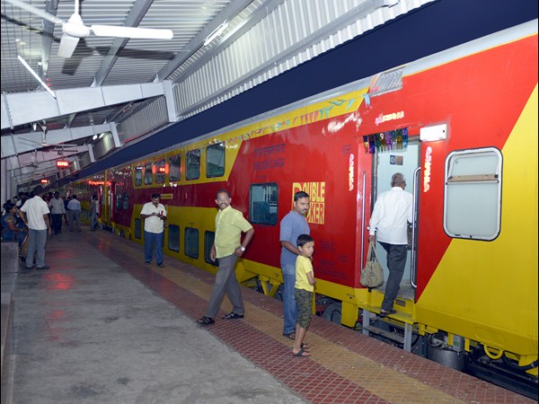 డబుల్ డెక్కర్ రైలు