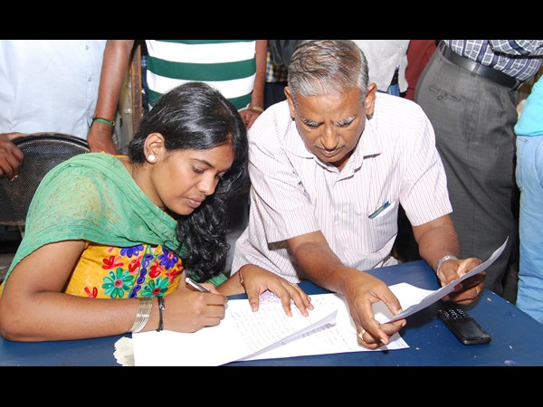 చైన్ లాగి దోపిడీ చేశారు