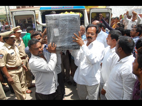 కన్నీటి వీడ్కోలు