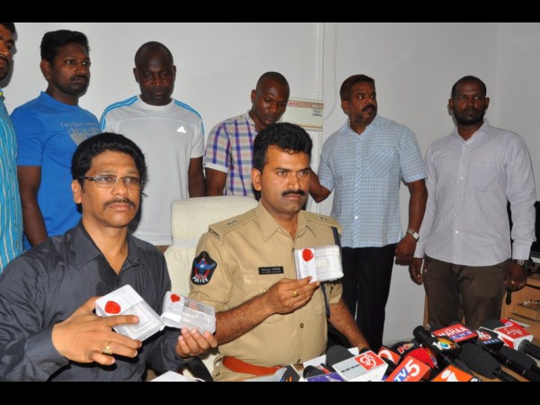 నైజీరియన్ల అరెస్ట్
