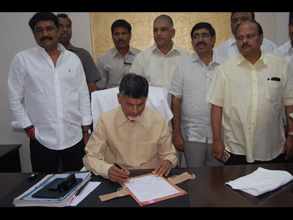 బాధ్యతలు స్వీకరించిన చంద్రబాబు