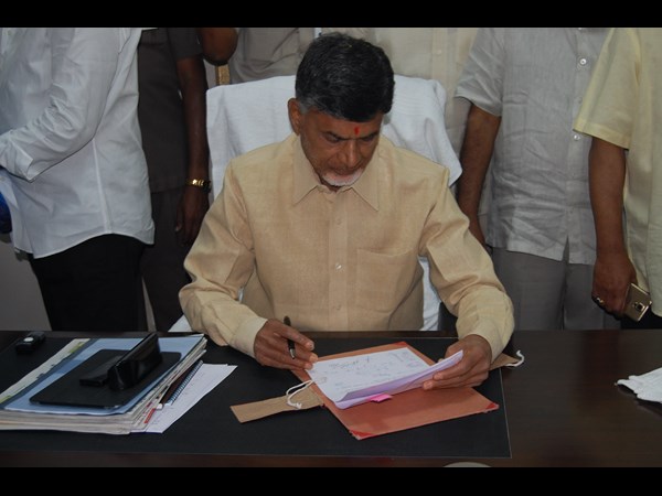 చంద్రబాబు సంతకాలు