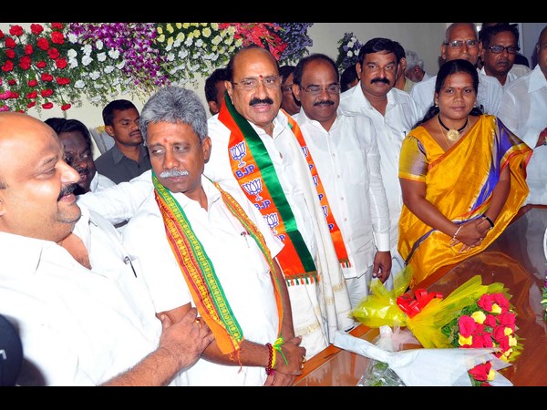 కామినేని పదవీబాధ్యతలు