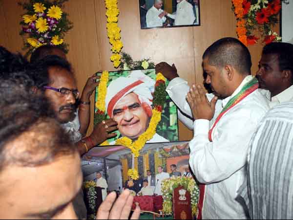 ఎన్టీఆర్.. హైదరాబాద్ టు ఢిల్లీ, బాబు ఎదుట! (పిక్చర్స్)
