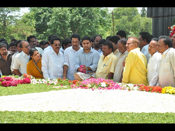 ఎన్టీఆర్కు నివాళి