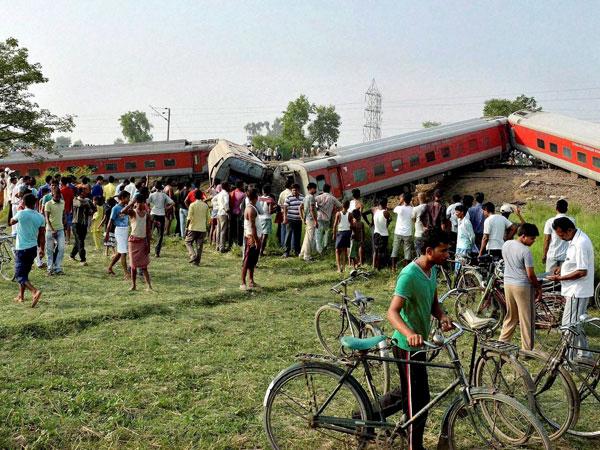 Rajdhani Express derails in Bihar, 4 killed Rajdhani Express derails in Bihar, 4 killed