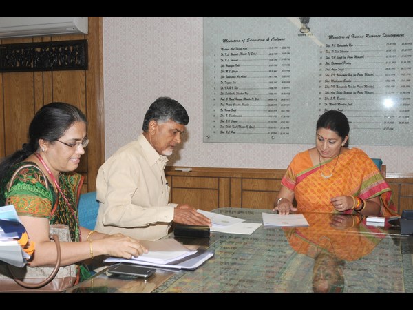 స్మృతి ఇరానీతో భేటీ