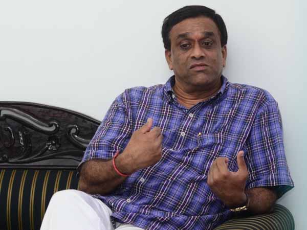బికినీలతో గర్ల్స్‌వద్దు: మంత్రి, సాధ్యంకాదని మరో మంత్రి