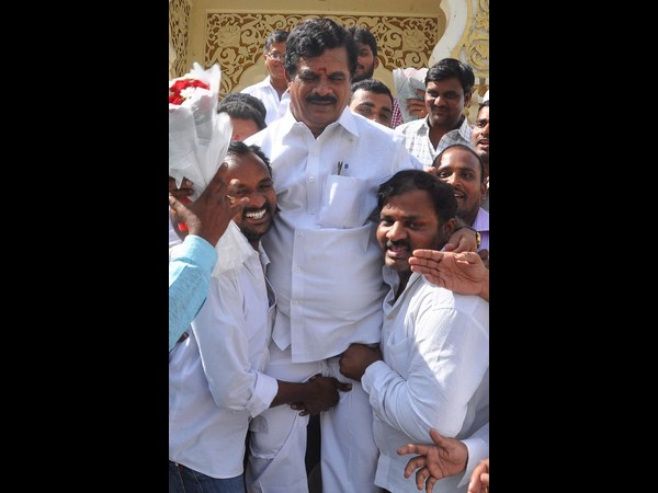 తెరాస నేతలు