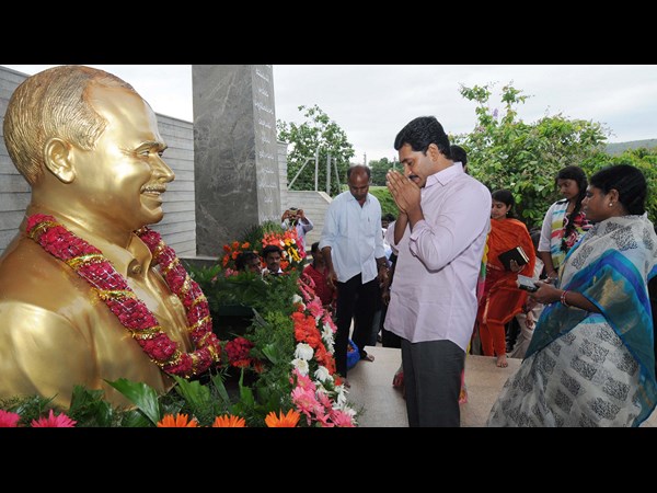 వైయస్కు నివాళి