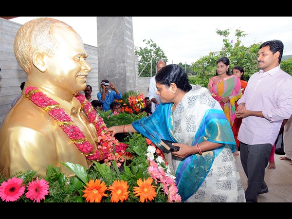 వైయస్కు నివాళి