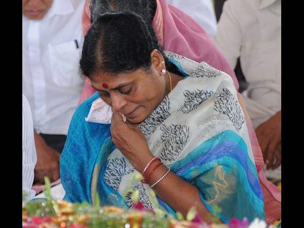 వైయస్కు నివాళి