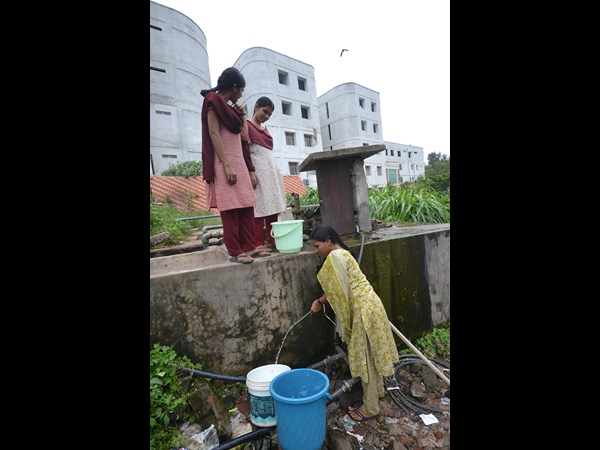 పైపులైన్ పగిలిపోయి..