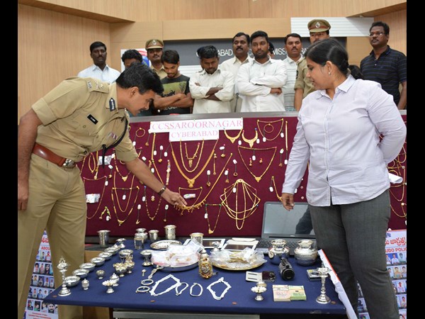 తాళాలు పగులగొట్టడంలో..